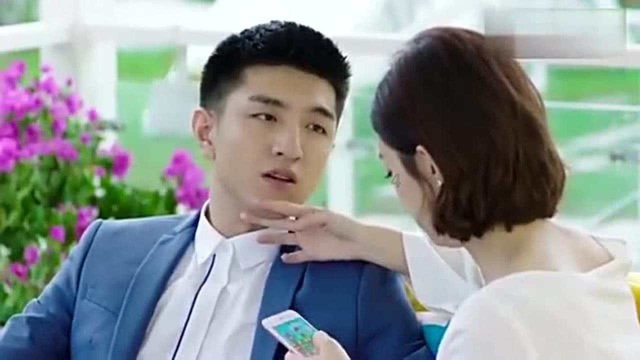 声音有点哑 不像别的女孩子那么尖